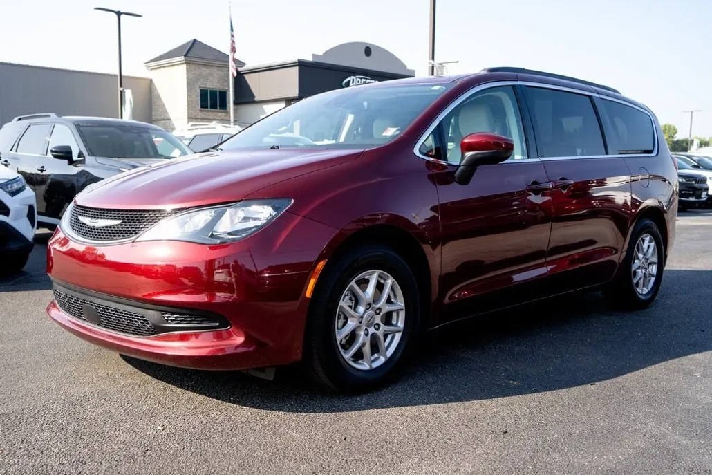 2021 Chrysler Voyager LXi photo 1