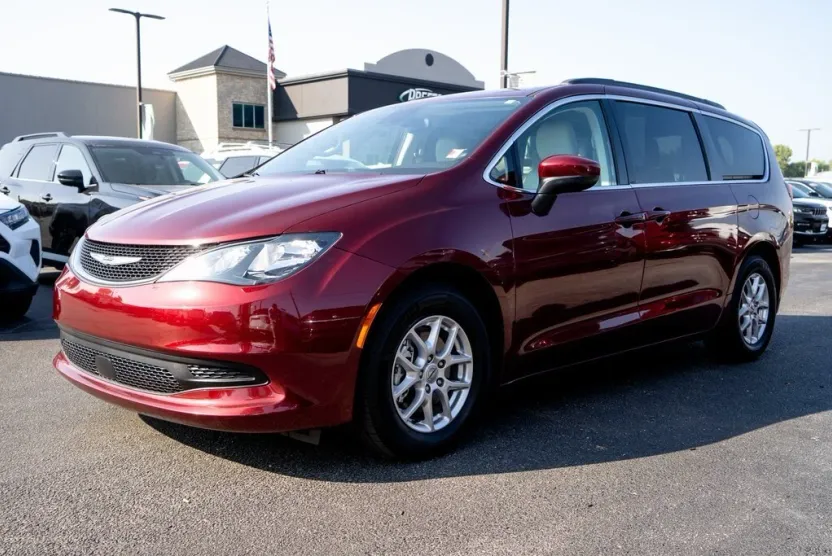 2021 Chrysler Voyager LXi photo 1