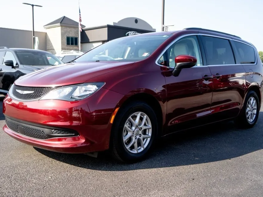 2021 Chrysler Voyager LXi photo 1