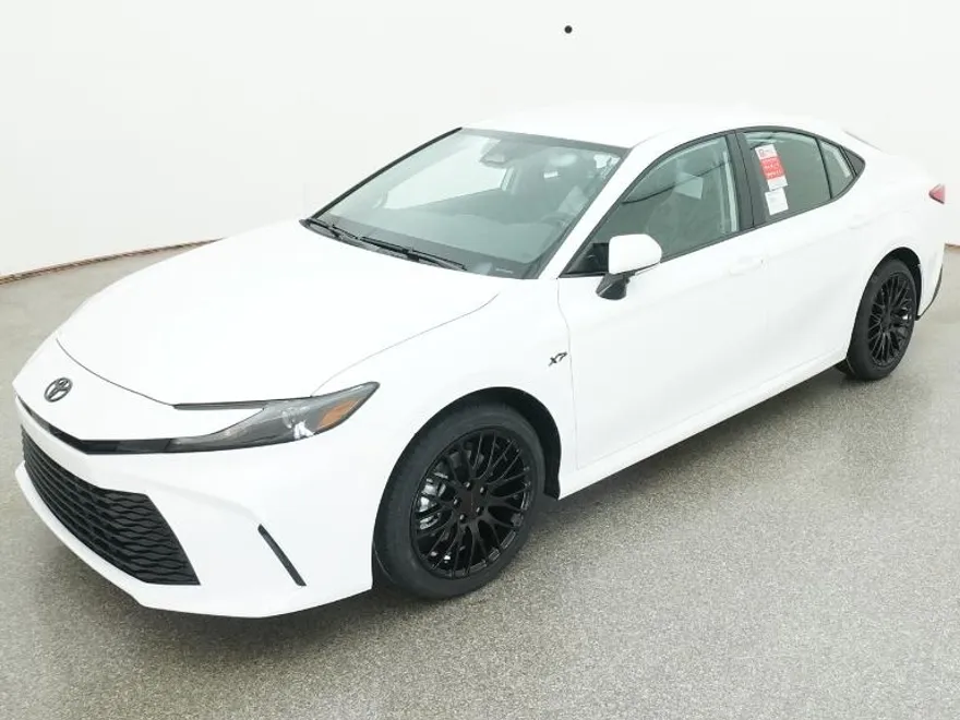 2025 Toyota Camry LE photo 1
