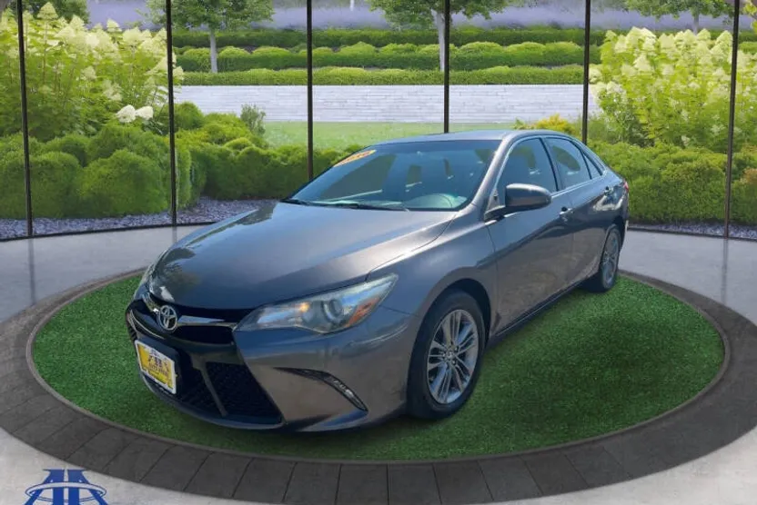 2016 Toyota Camry LE photo 1