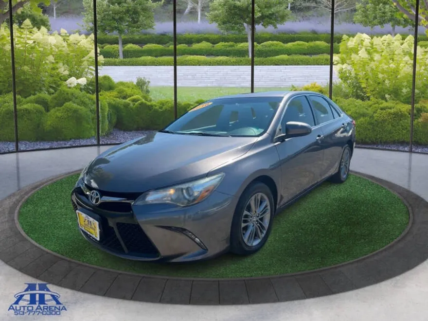 2016 Toyota Camry LE photo 1