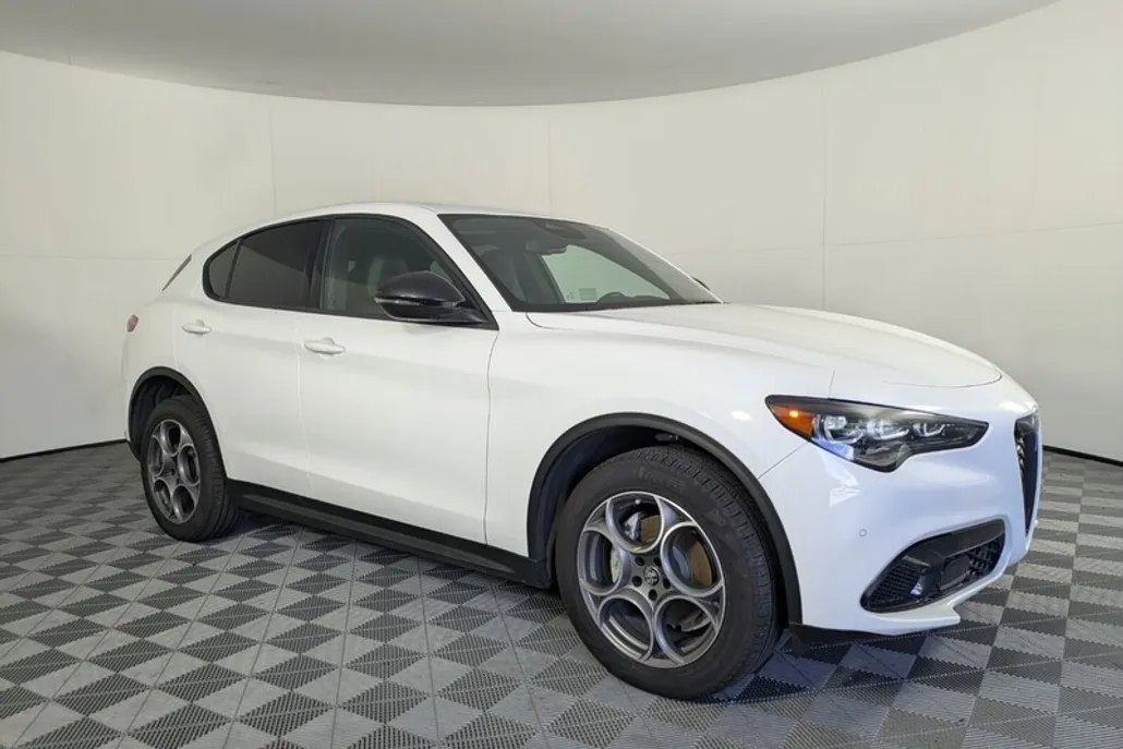 2025 Alfa Romeo Stelvio Sport photo 1