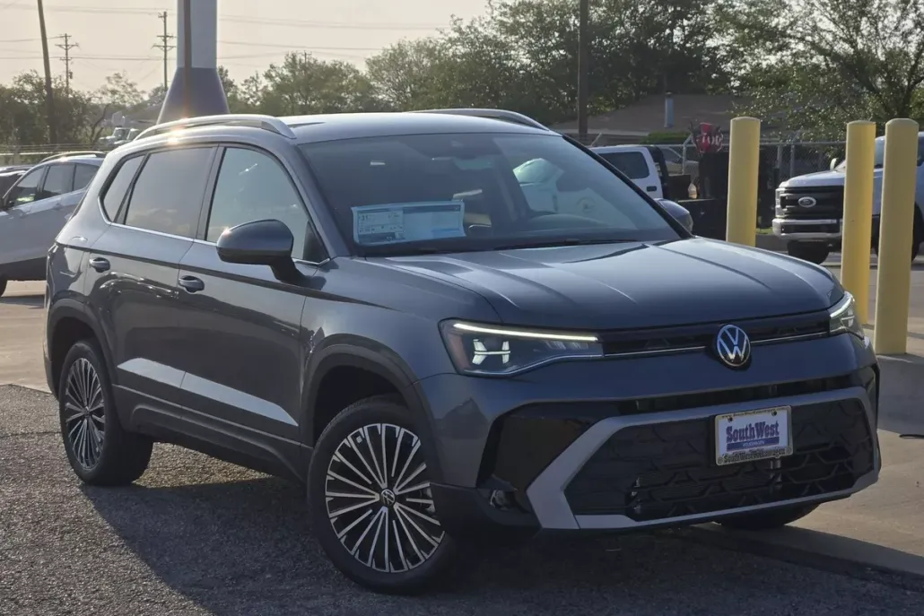 2025 Volkswagen Taos SE photo 1