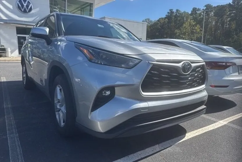 2023 Toyota Highlander LE photo 1