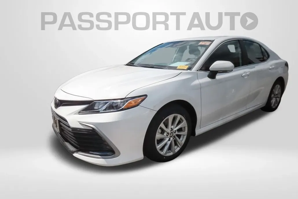 2023 Toyota Camry LE photo 1