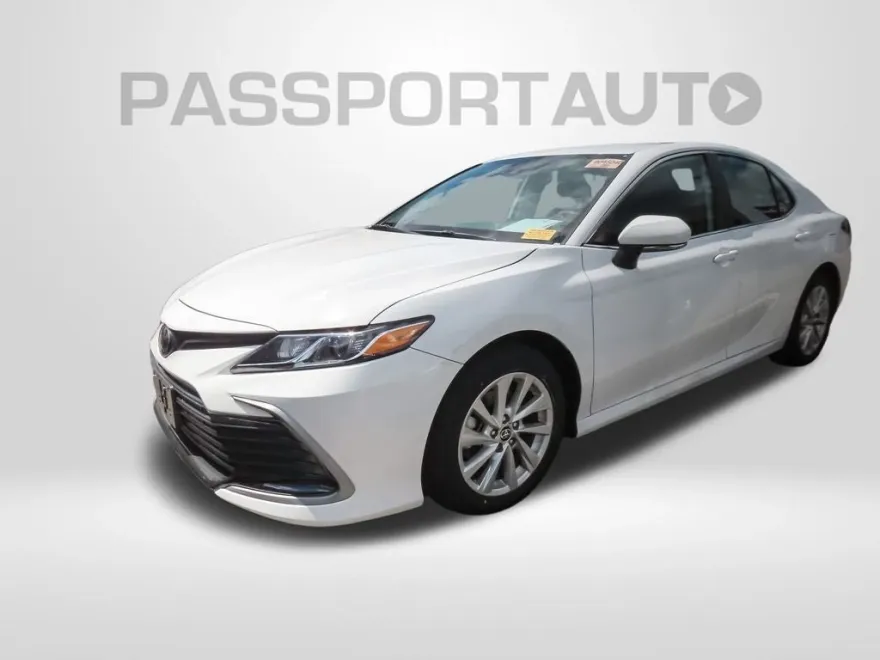 2023 Toyota Camry LE photo 1