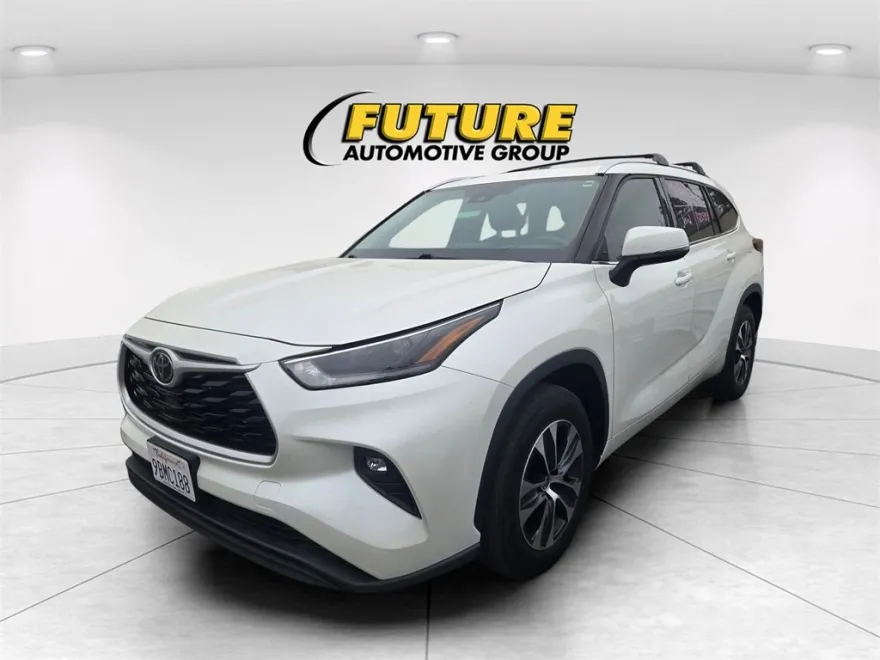 2021 Toyota Highlander XLE photo 1
