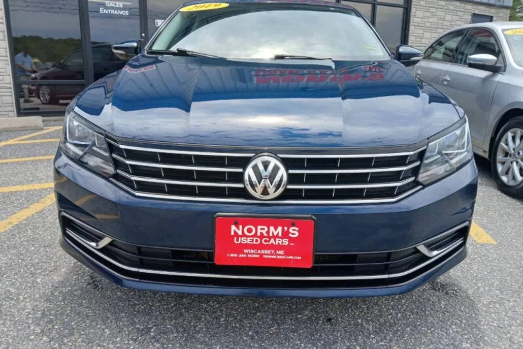 2019 Volkswagen Passat Wolfsburg Edition photo 1