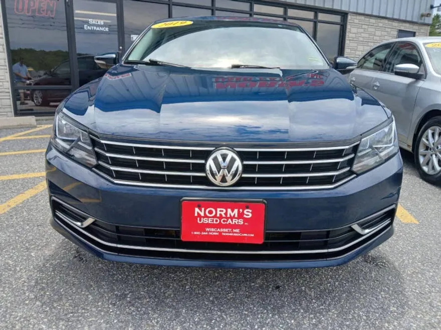 2019 Volkswagen Passat Wolfsburg Edition photo 1