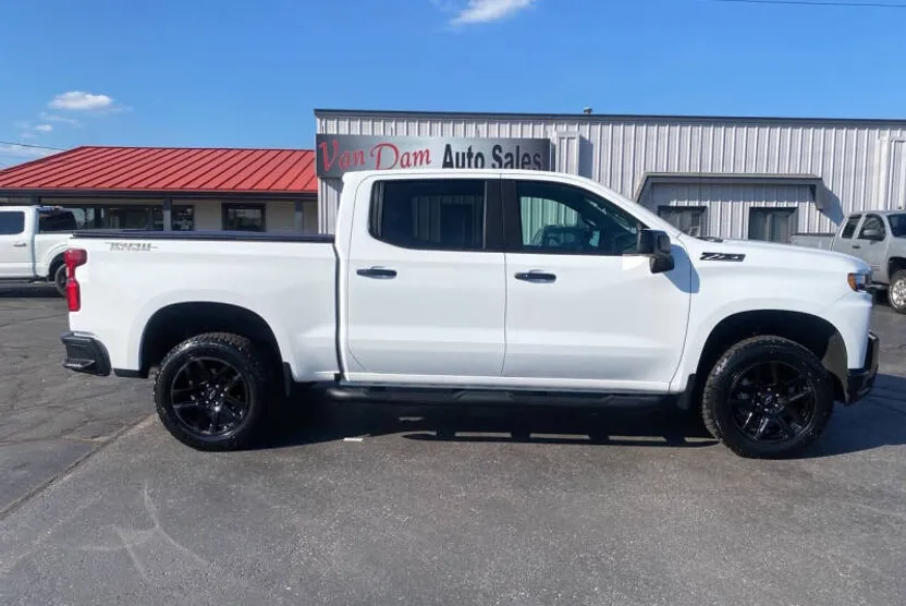 2022 Chevrolet Silverado Trail Boss LT photo 1