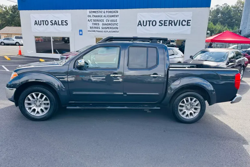 2010 Nissan Frontier LE Crew Cab photo 1