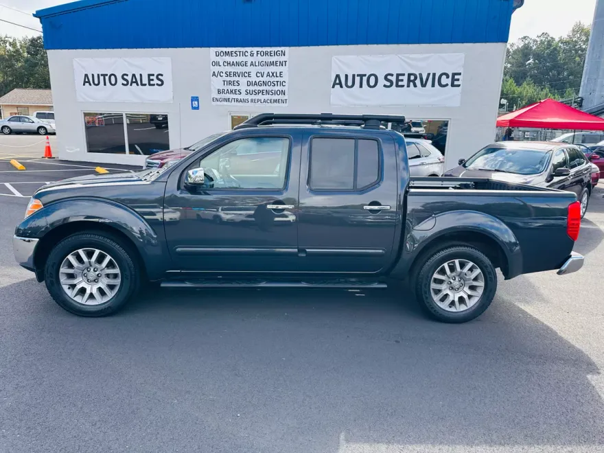 2010 Nissan Frontier LE Crew Cab photo 1