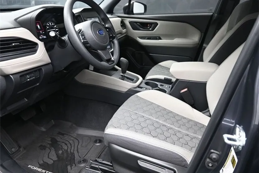 2025 Subaru Forester Base photo 1