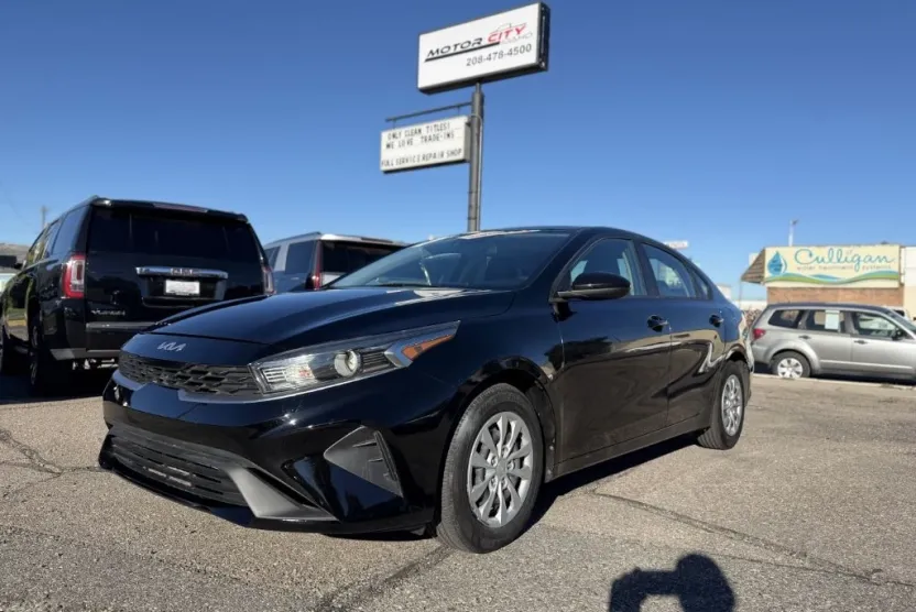 2023 Kia Forte LX photo 1