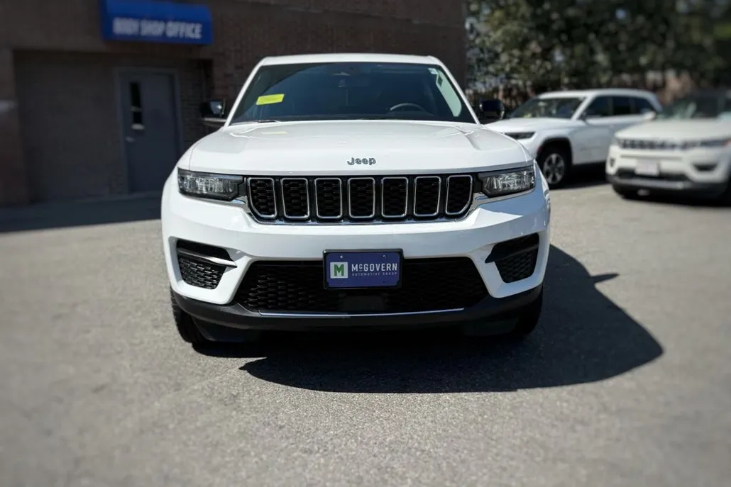 2023 Jeep Grand Cherokee Laredo photo 1