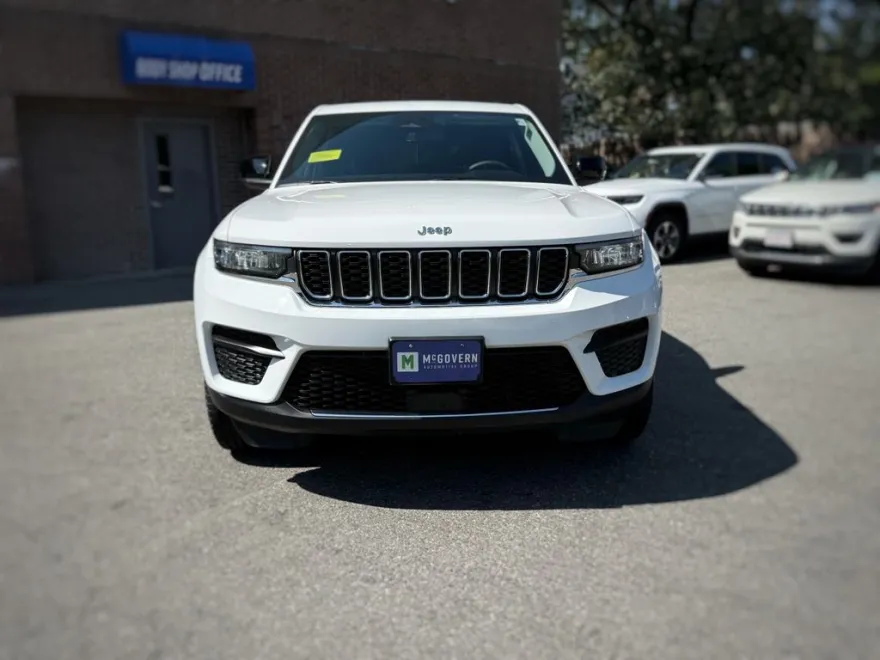 2023 Jeep Grand Cherokee Laredo photo 1
