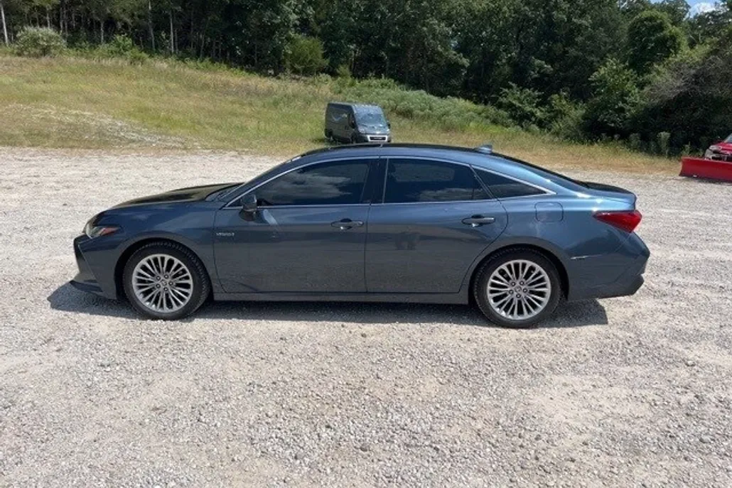2021 Toyota Avalon Hybrid Limited photo 1
