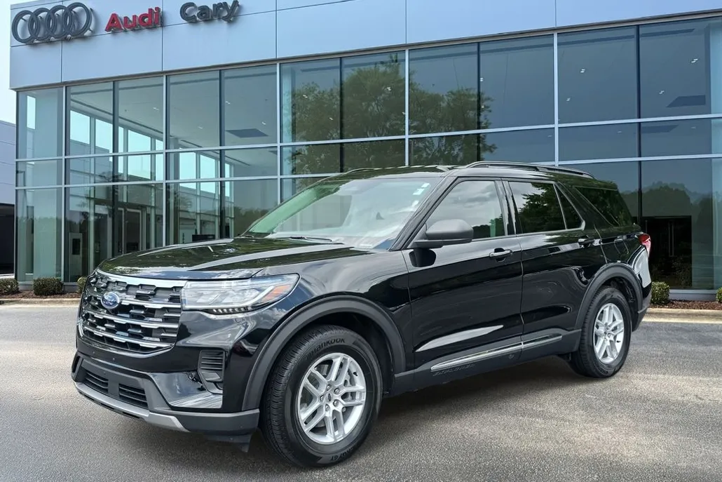 2025 Ford Explorer photo 1