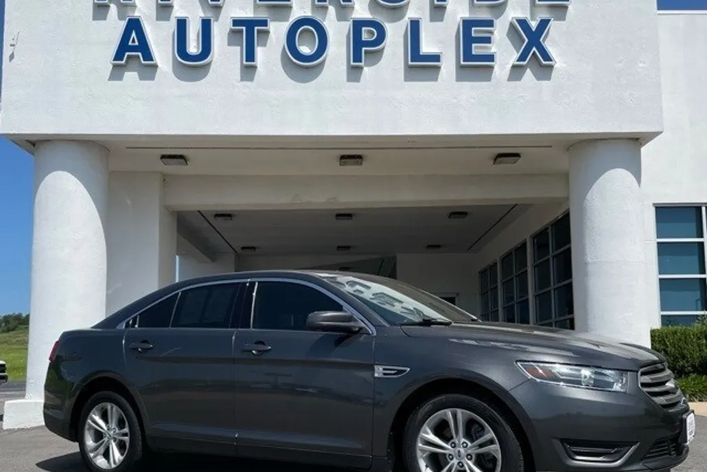 2018 Ford Taurus SEL photo 1