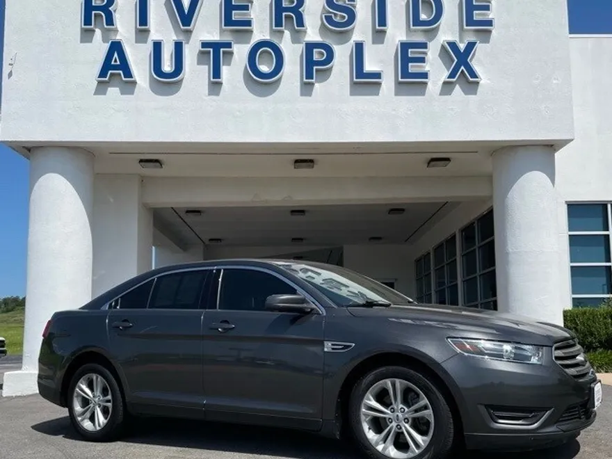 2018 Ford Taurus SEL photo 1