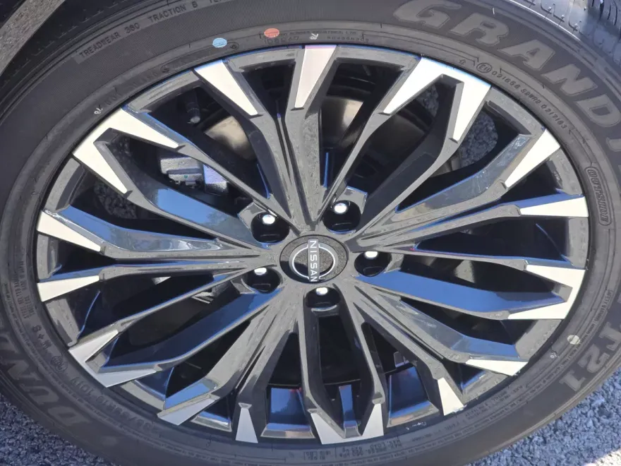 2026 Nissan Rogue Platinum photo 1