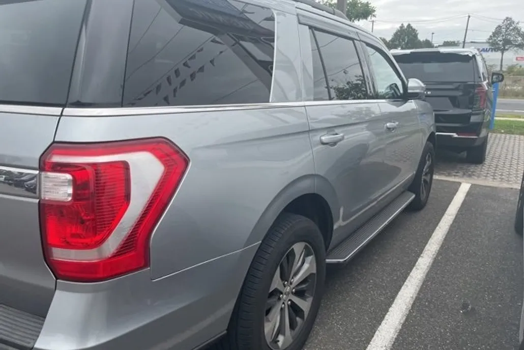 2020 Ford Expedition XLT photo 1
