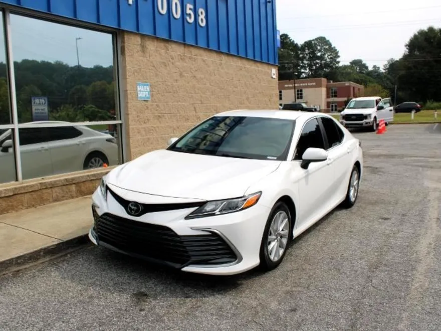 2023 Toyota Camry LE photo 1