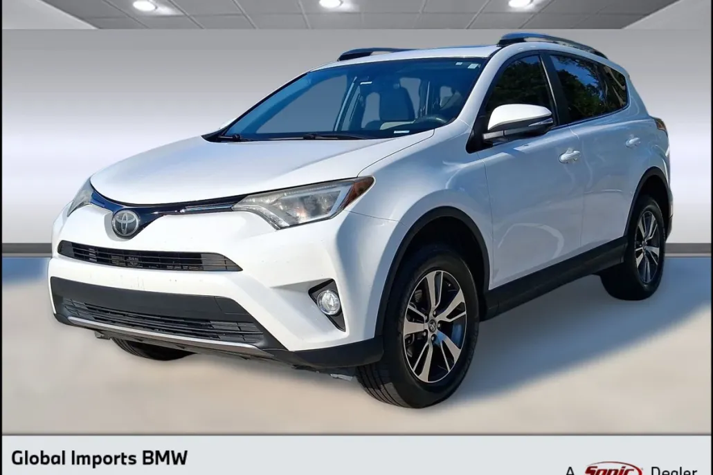 2017 Toyota RAV4 XLE photo 1