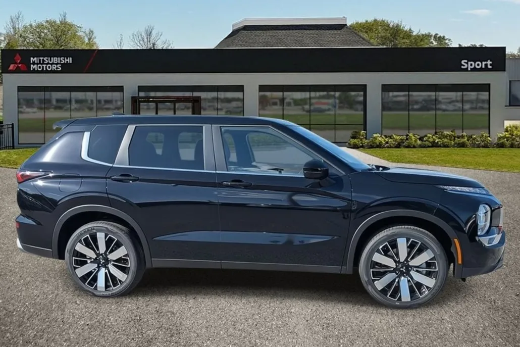 2025 Mitsubishi Outlander SE photo 1
