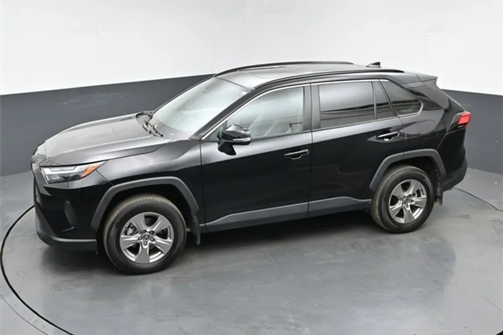 2023 Toyota RAV4 XLE photo 1