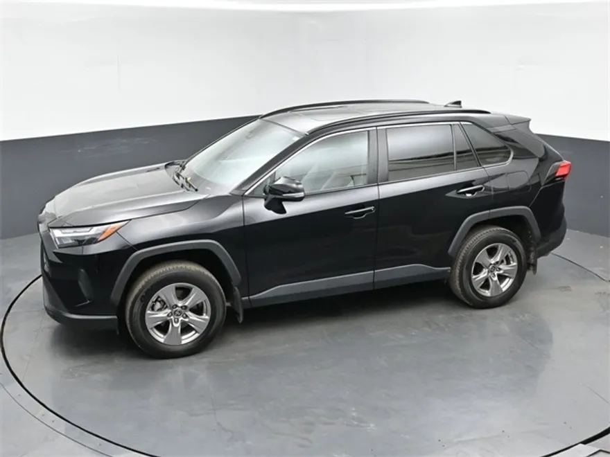 2023 Toyota RAV4 XLE photo 1