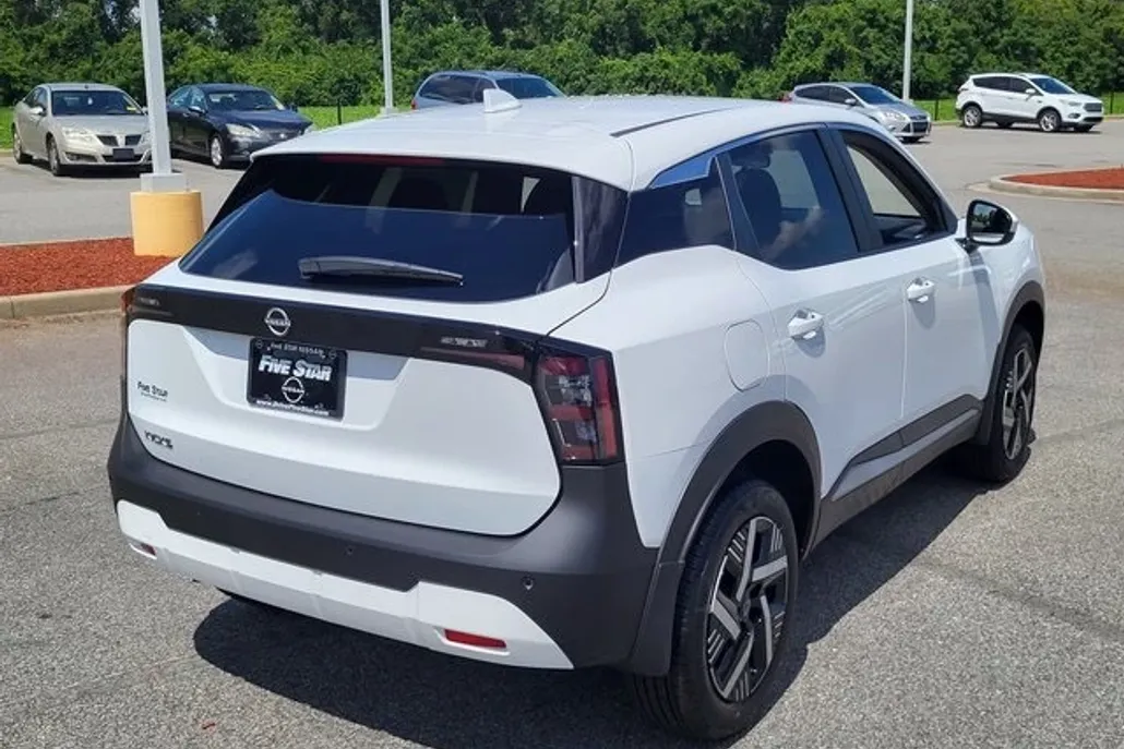 2025 Nissan Kicks SV photo 1