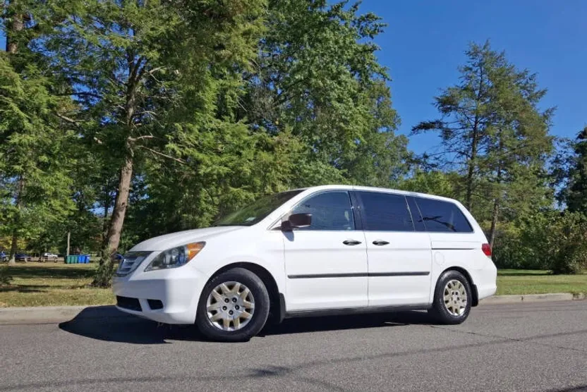 2010 Honda Odyssey LX photo 1
