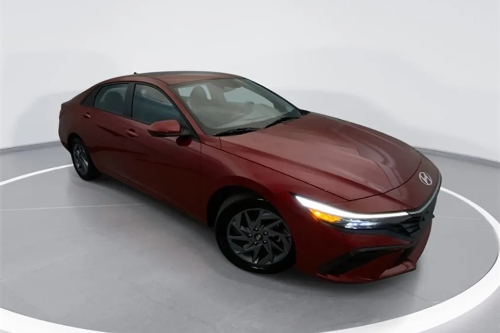 2024 Hyundai Elantra SEL photo 1