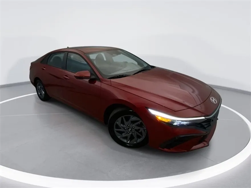 2024 Hyundai Elantra SEL photo 1