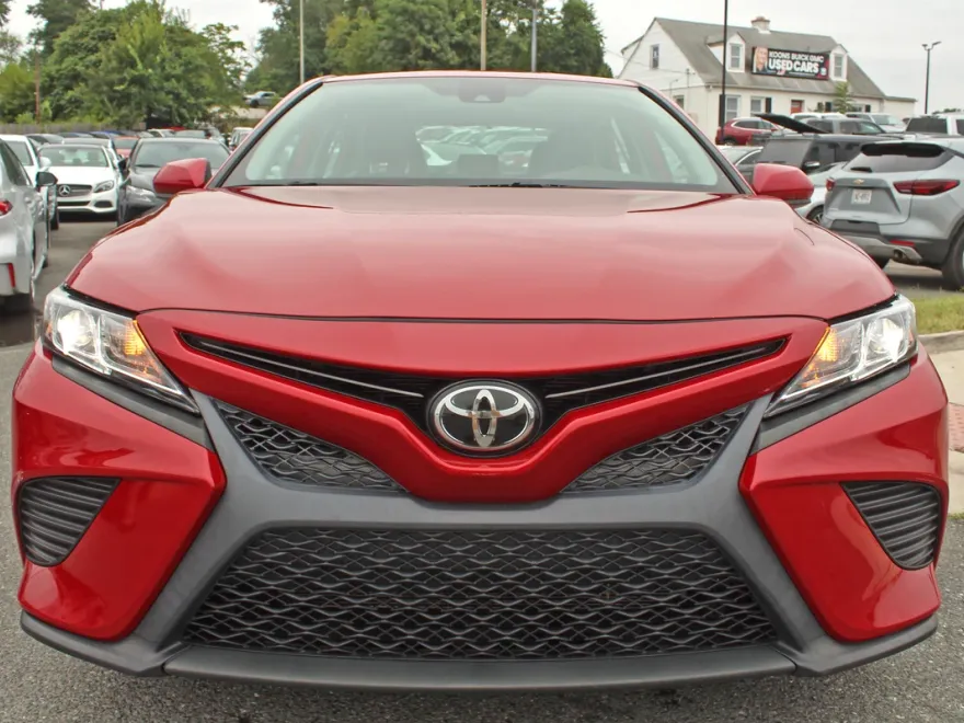 2019 Toyota Camry SE XLE photo 1