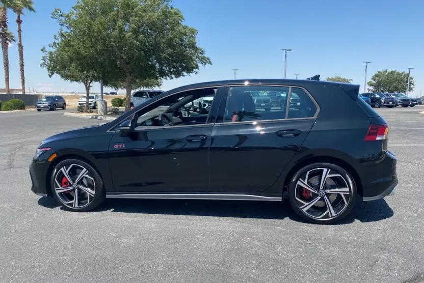 2025 Volkswagen Golf GTI SE photo 1