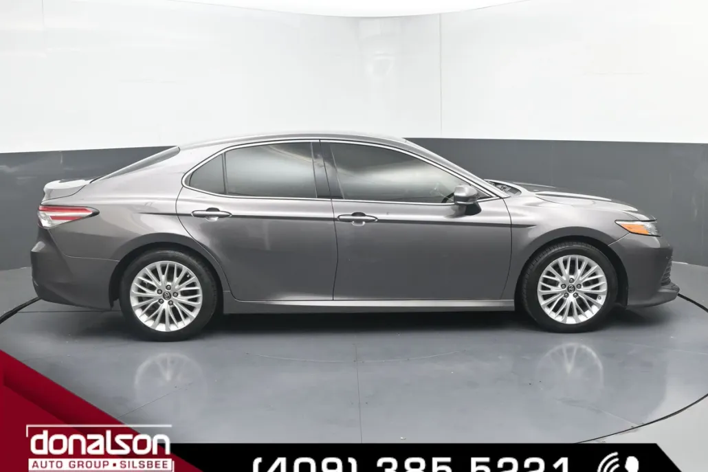 2018 Toyota Camry LE photo 1