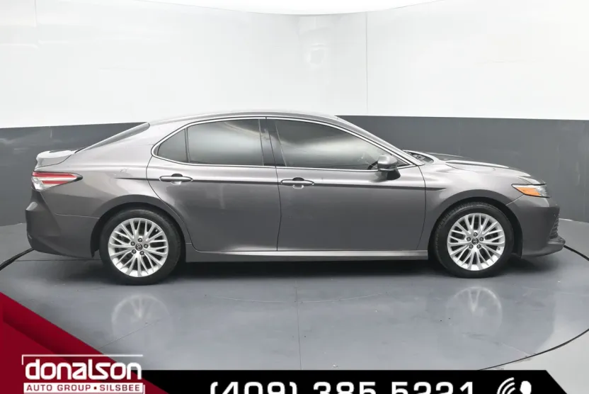 2018 Toyota Camry LE photo 1