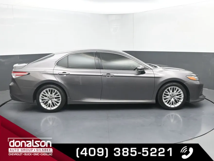 2018 Toyota Camry LE photo 1