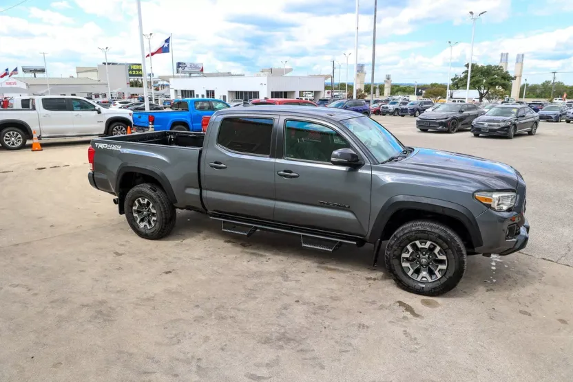 2018 Toyota Tacoma TRD photo 1