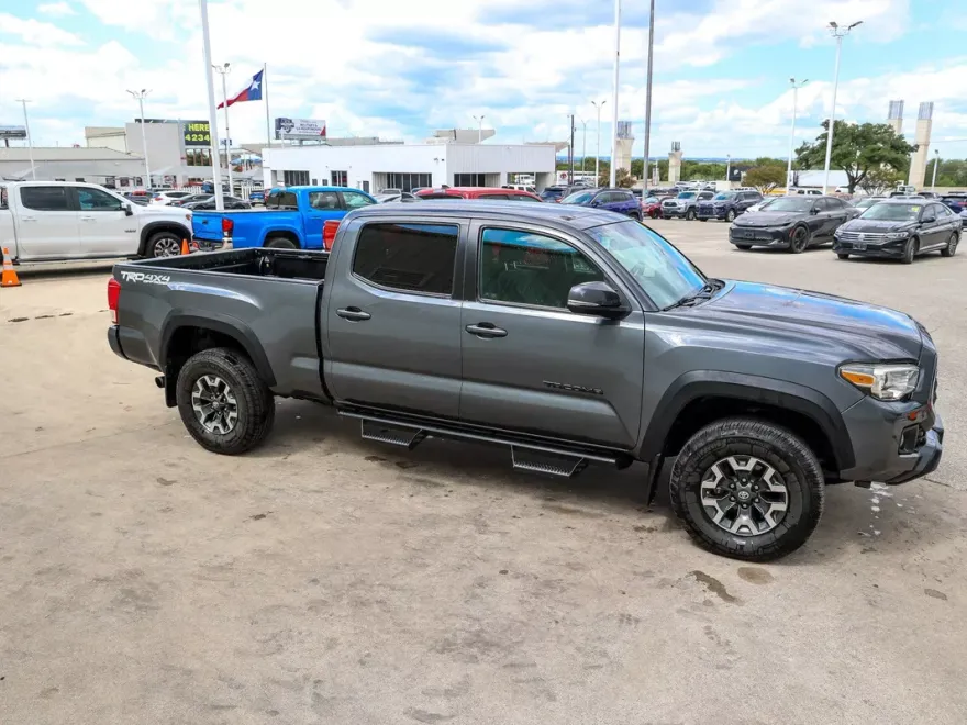 2018 Toyota Tacoma TRD photo 1