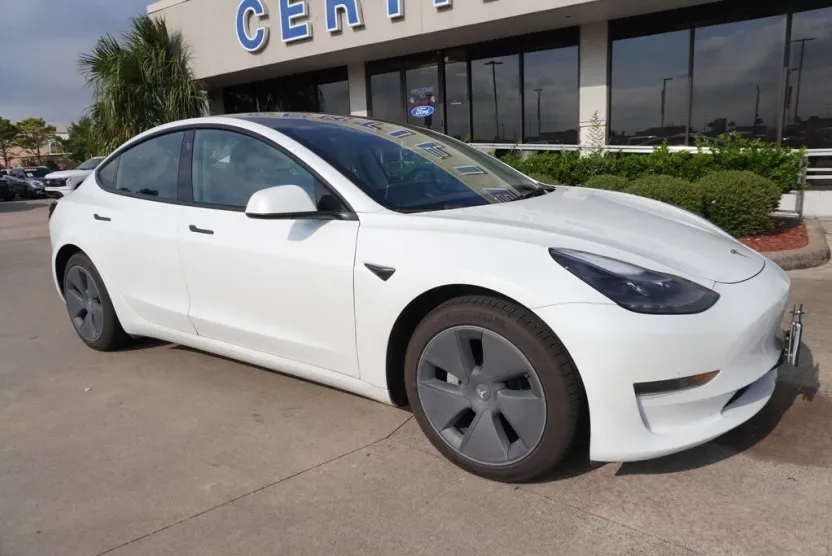 2023 Tesla Model 3 photo 1
