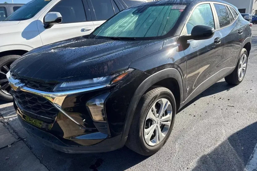 2024 Chevrolet Trax LS photo 1
