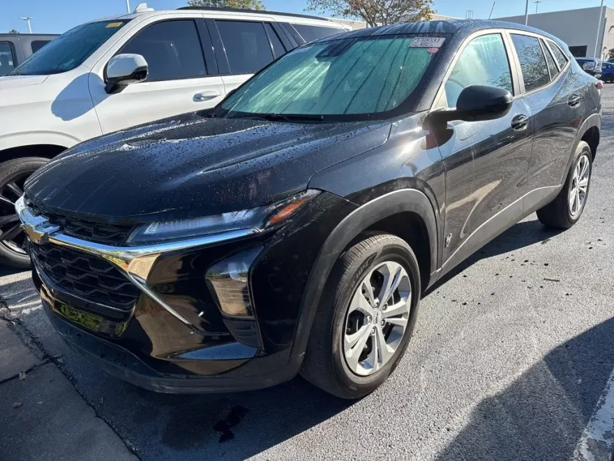 2024 Chevrolet Trax LS photo 1