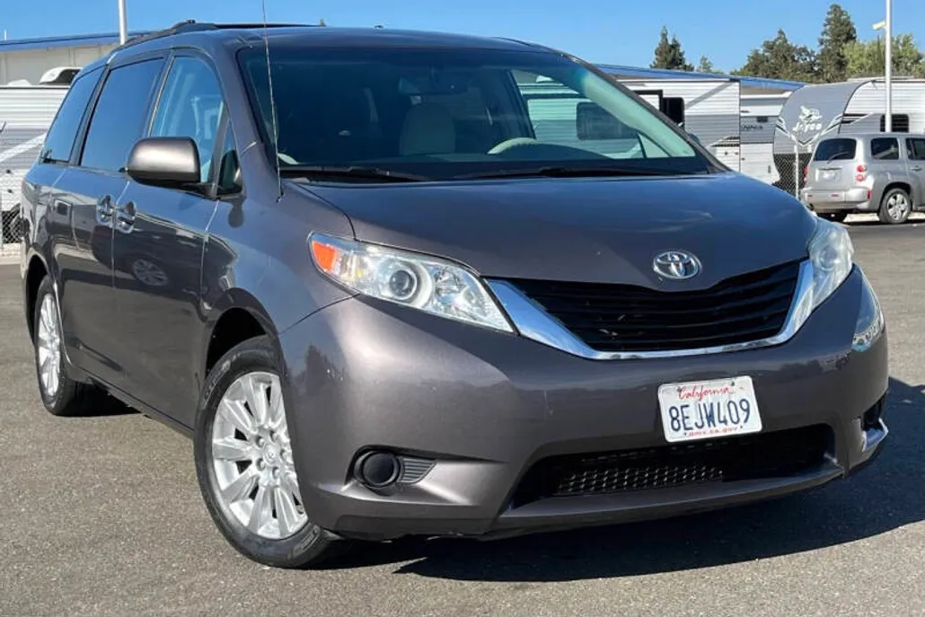 2013 Toyota Sienna LE photo 1