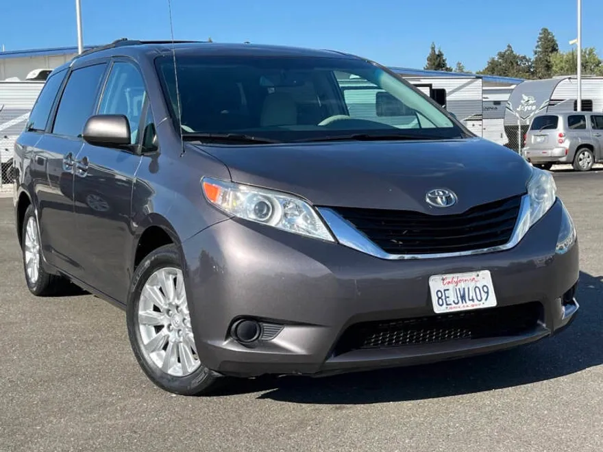 2013 Toyota Sienna LE photo 1