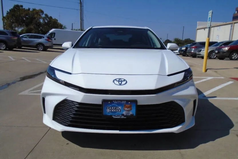 2025 Toyota Camry LE photo 1