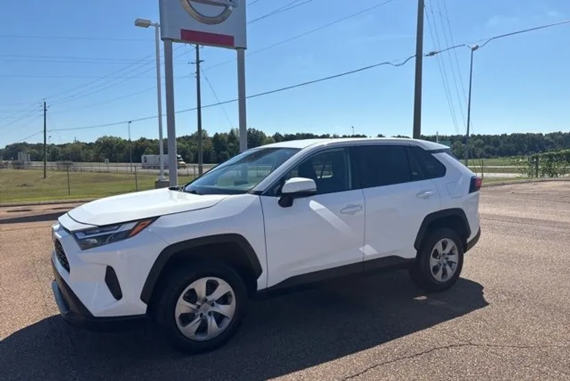2023 Toyota RAV4 LE photo 1